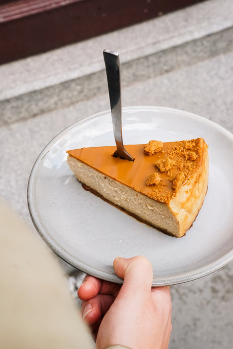 Ein Stück Batida Lotus-Käsekuchen auf einem Teller