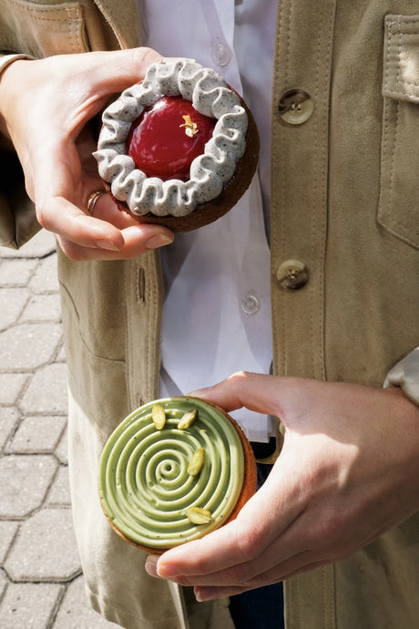 Zwei Batida Tartelettes - Matcha und schwarzer Sesam