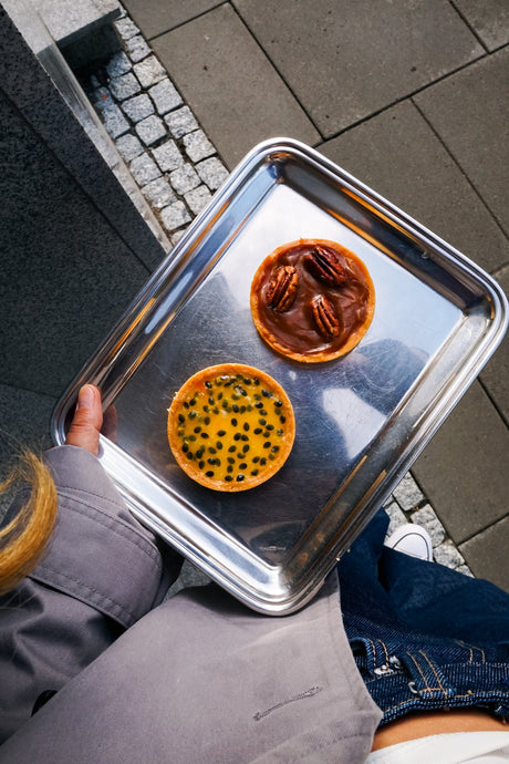 Batida Tartelettes auf einem Tablett - eine Idee für die Café-Vitrine