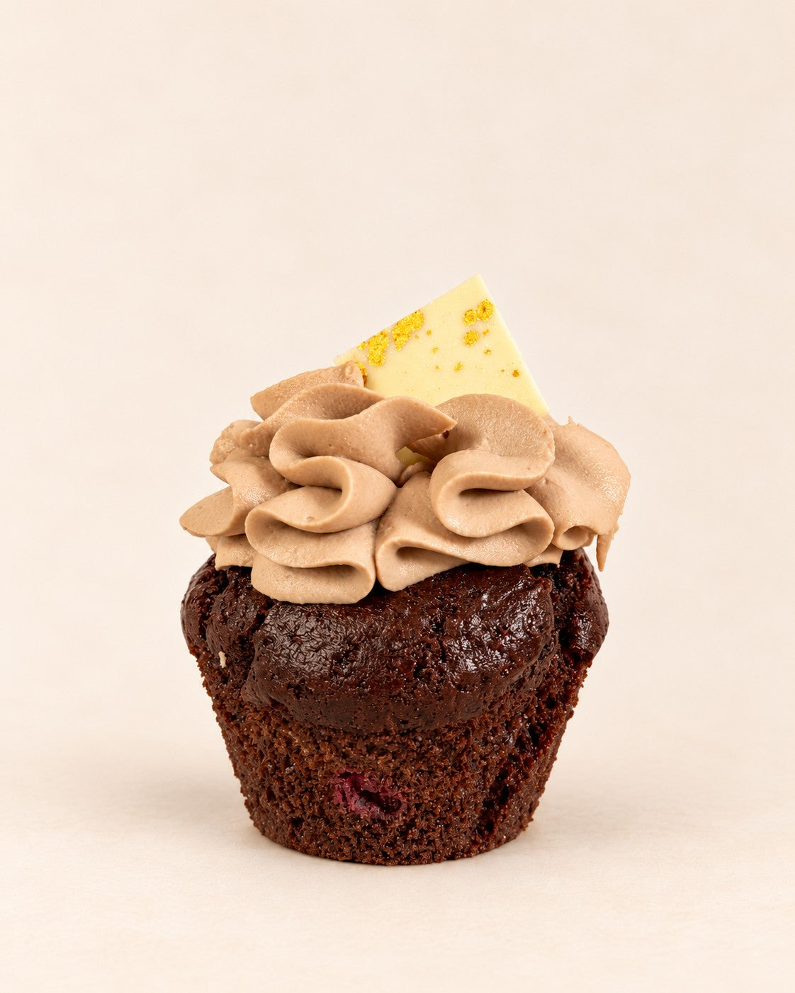 Muffin Chocolat - tahini de Batida - muffin au chocolat avec pâte de tahini et une framboise au cœur