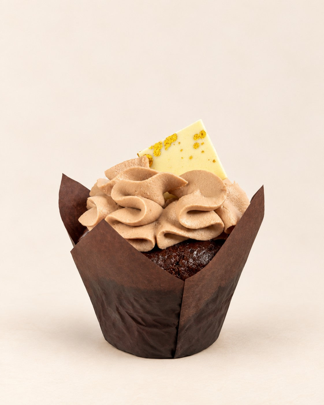 Muffin Chocolat - tahini de Batida - muffin dans une caissette brune, avec crème sur le dessus