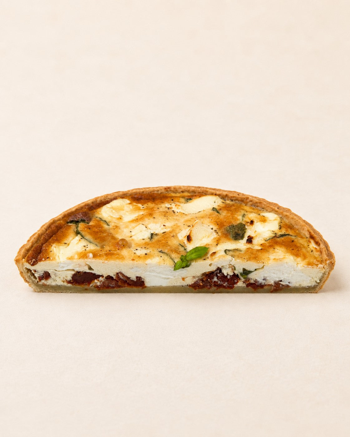 Quiche suszony pomidor - ricotta - bazylia Batida - połówka tarty, przekrój zapieku z suszonymi pomidorami