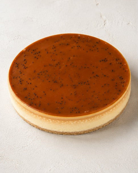 Baskischer Miso-Karamell-Käsekuchen von Batida - Vanille-Käsekuchen auf Mürbeteigboden, dekoriert mit Miso-Karamell und schwarzem Sesam