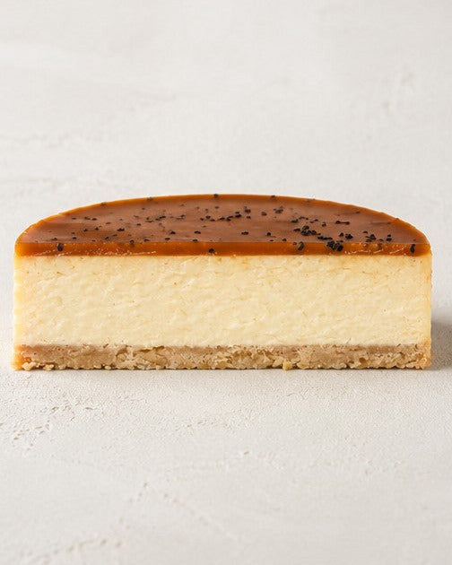 Baskischer Miso-Karamell-Käsekuchen von Batida - halber Käsekuchen von der Seite, Querschnitt mit Miso-Karamell obenauf