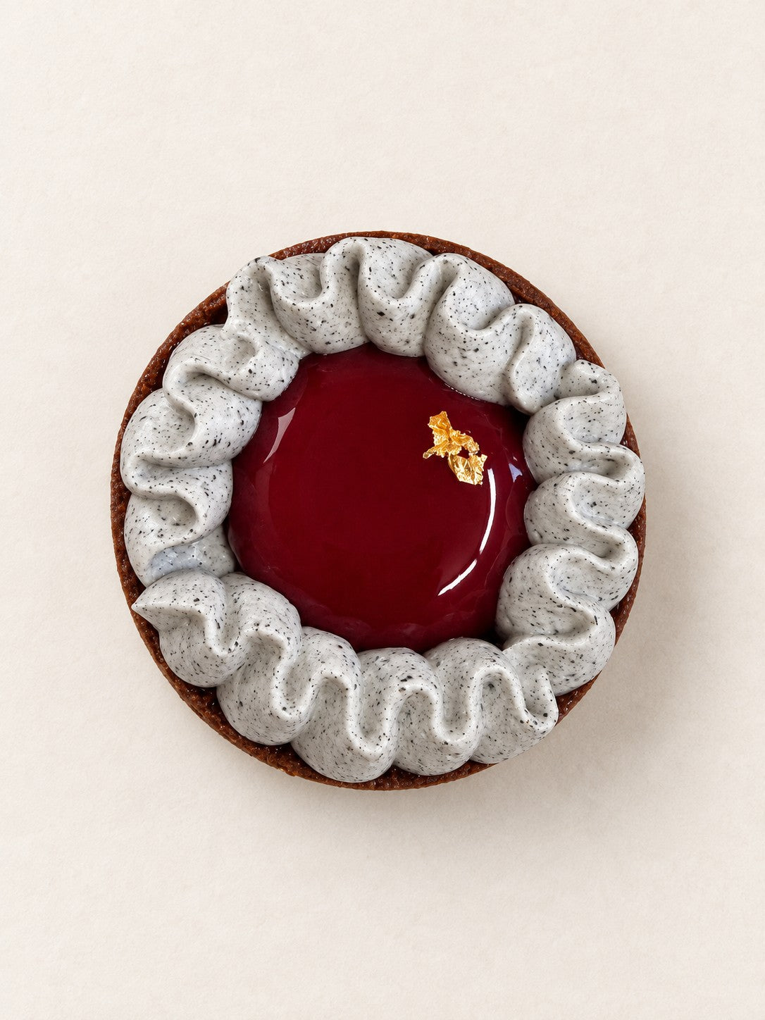 Tartelette mit schwarzem Sesam von Batida - Kakao-Mürbeteigtarte, Feuilletine und Ganache aus schwarzem Sesam