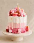 Gâteau à goutte de Batida - gâteau au glaçage coloré qui coule le long des côtés
