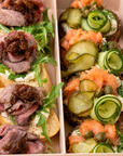 Set mit Cocktailhäppchen von Batida - bunte Häppchen auf verschiedenem Brot