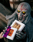 Praliny Madeleine Pistacja i paluchy wiedźmy w halloweenowej scenerii