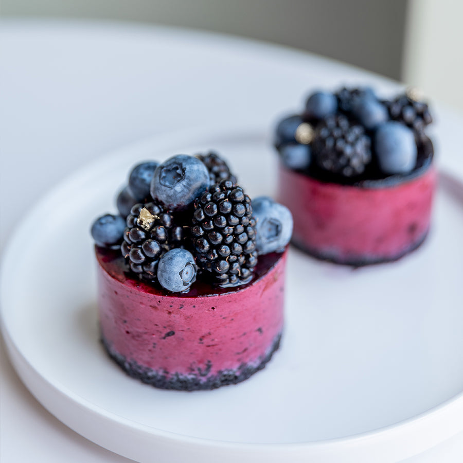 Blueberry cheesecake with blackberries