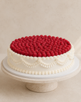 Gâteau Vintage de Batida - gâteau aux framboises avec décor de crème style vintage