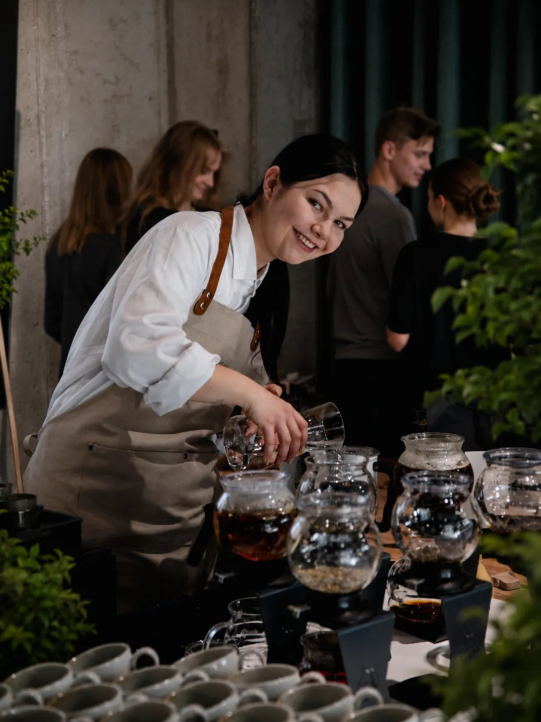 Marzena Rogala, barista prowadząca Batidy, parzy herbatę w szklanych dzbankach na evencie