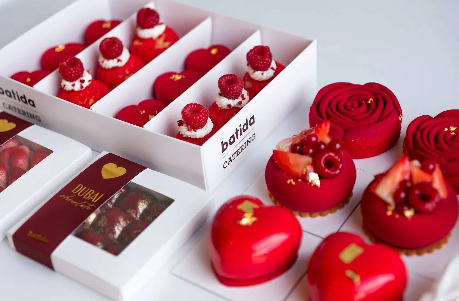 Червоні монопорції у формі серця та троянди в коробках Batida Catering