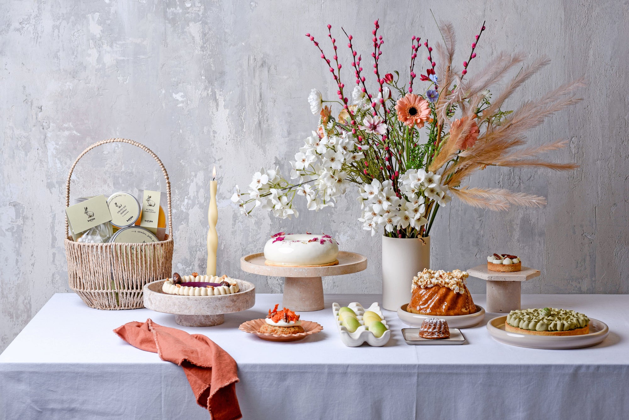 Stół wielkanocny ze słodkościami batidy