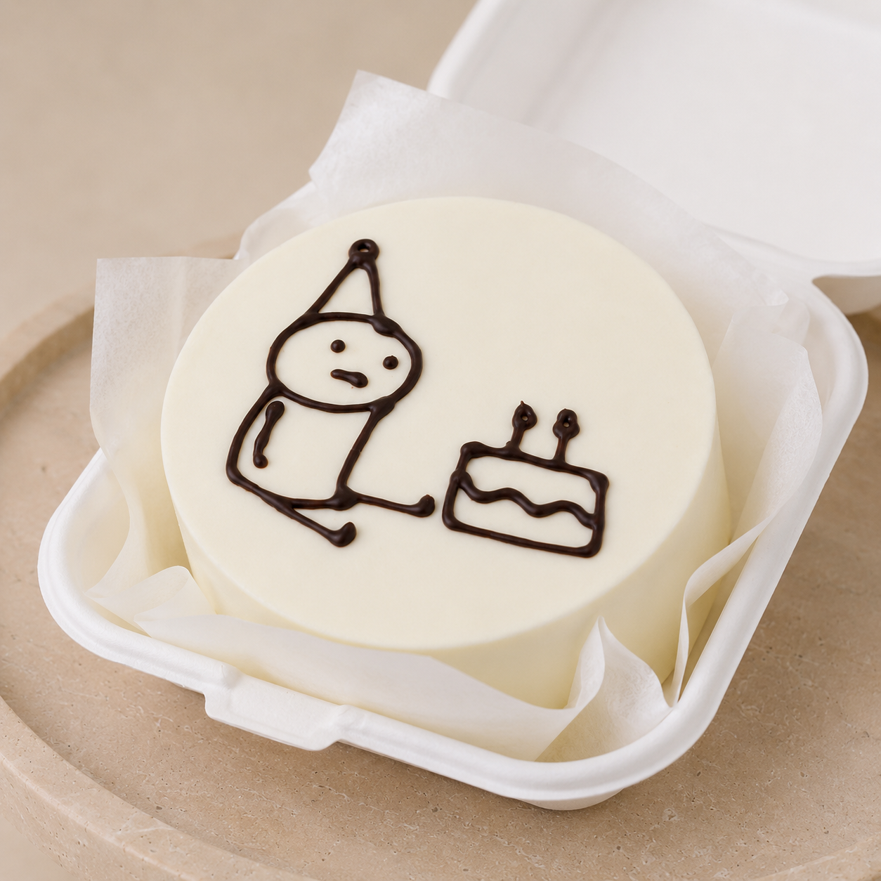 Bento cake z napisem - pomysły na personalizację małego tortu