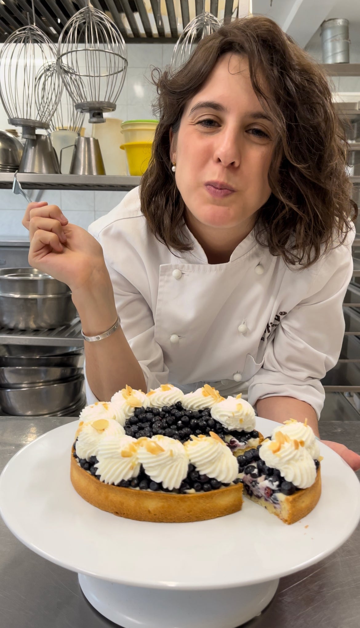 Wykwintna Tarta Jagodowa z Kremem Migdałowym, Waniliowym i Chantilly - Batida