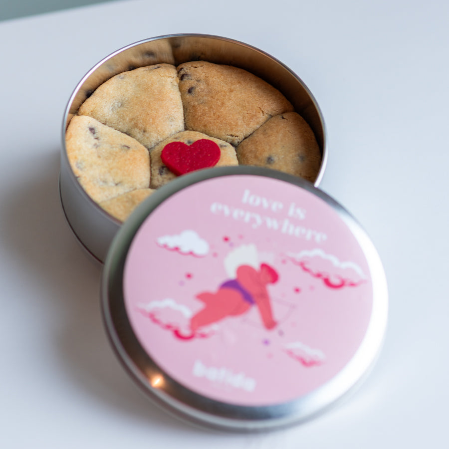 Rozpływający się w ustach cookies w puszce na walentynki 2026
