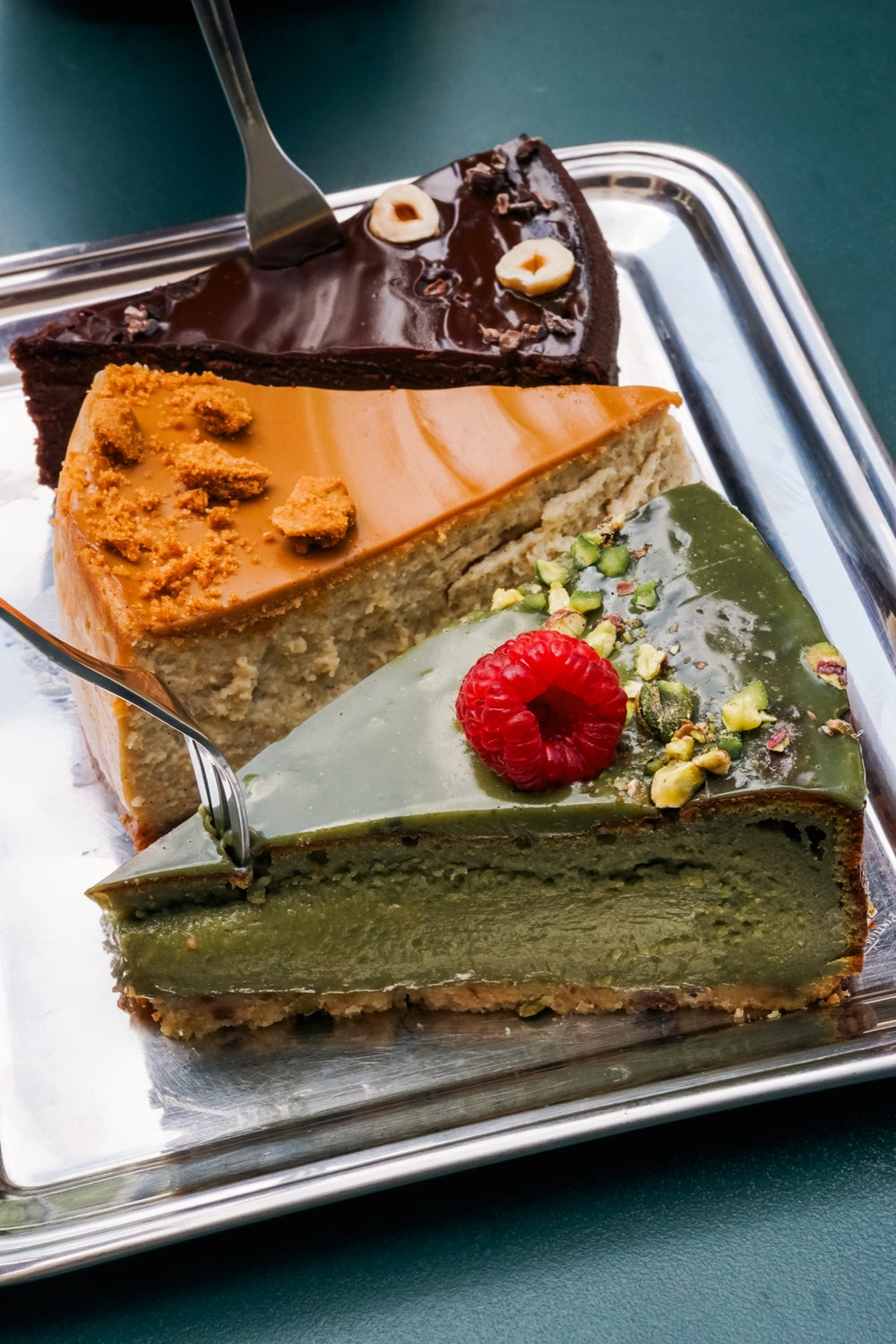 Kawałki serników Batida z bliska: czekoladowy, lotus i matcha z maliną