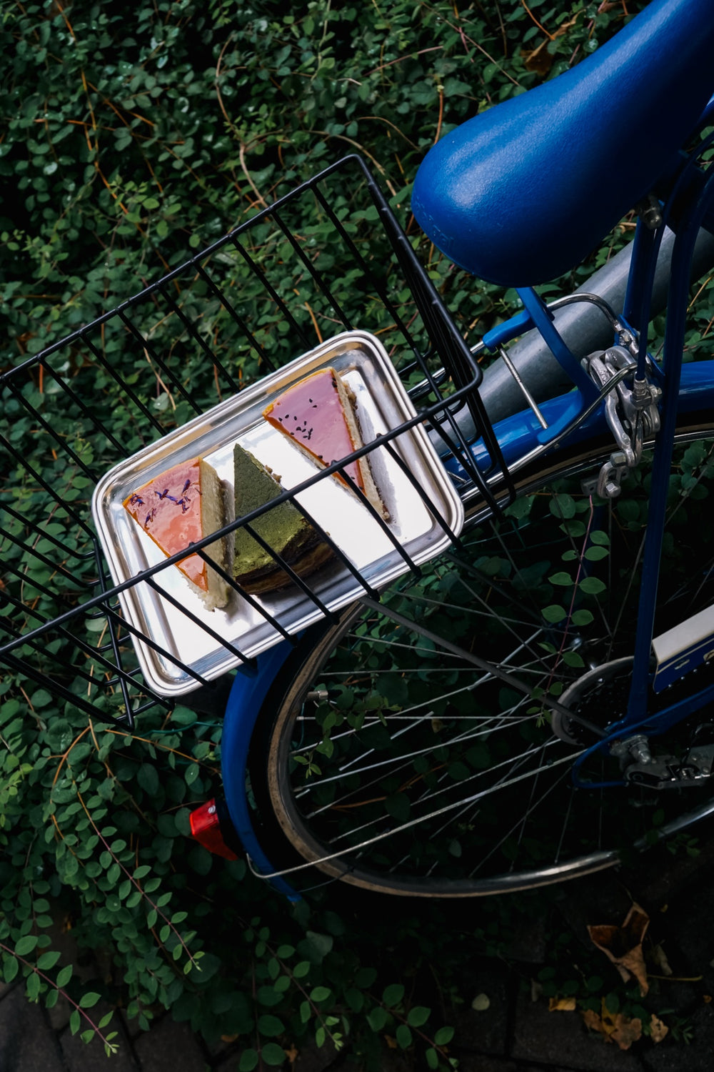 Taca z kawałkami serników Batida w koszyku niebieskiego roweru