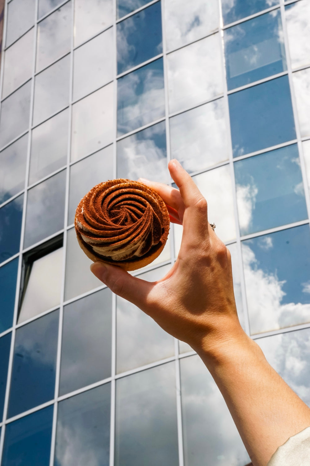 Tartaletka kawa - tonka Batida na tle szklanej elewacji