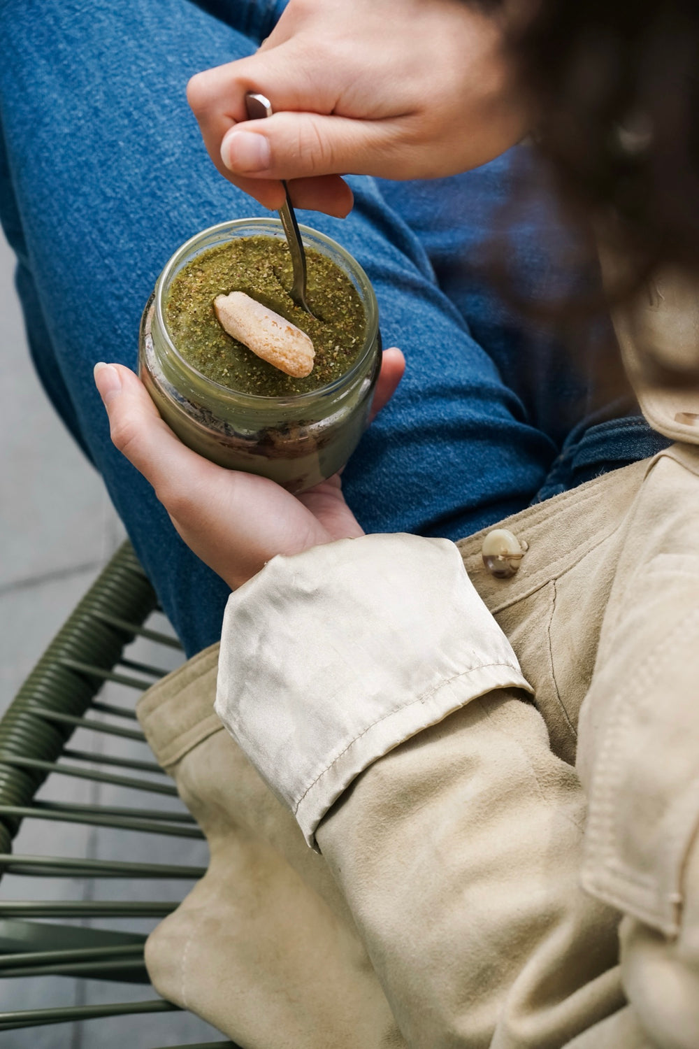 Deser matcha Batida w słoiku z biszkoptem, jedzony łyżeczką