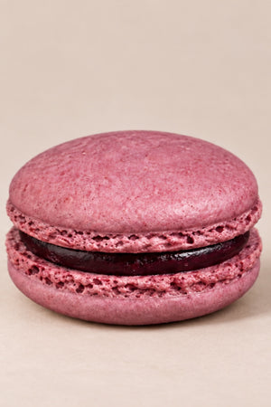Schwarze-Johannisbeer-Macaron - französisches Macaron, Batida B2B