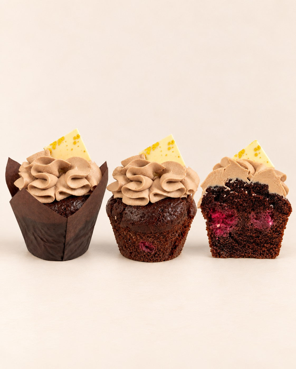 Muffin Chocolat - tahini de Batida - deux muffins, avec et sans caissette, et une moitié avec une framboise au cœur