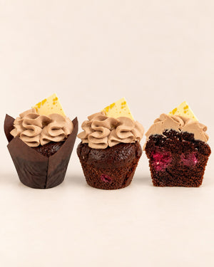 Muffin Chocolat - tahini de Batida - deux muffins, avec et sans caissette, et une moitié avec une framboise au cœur