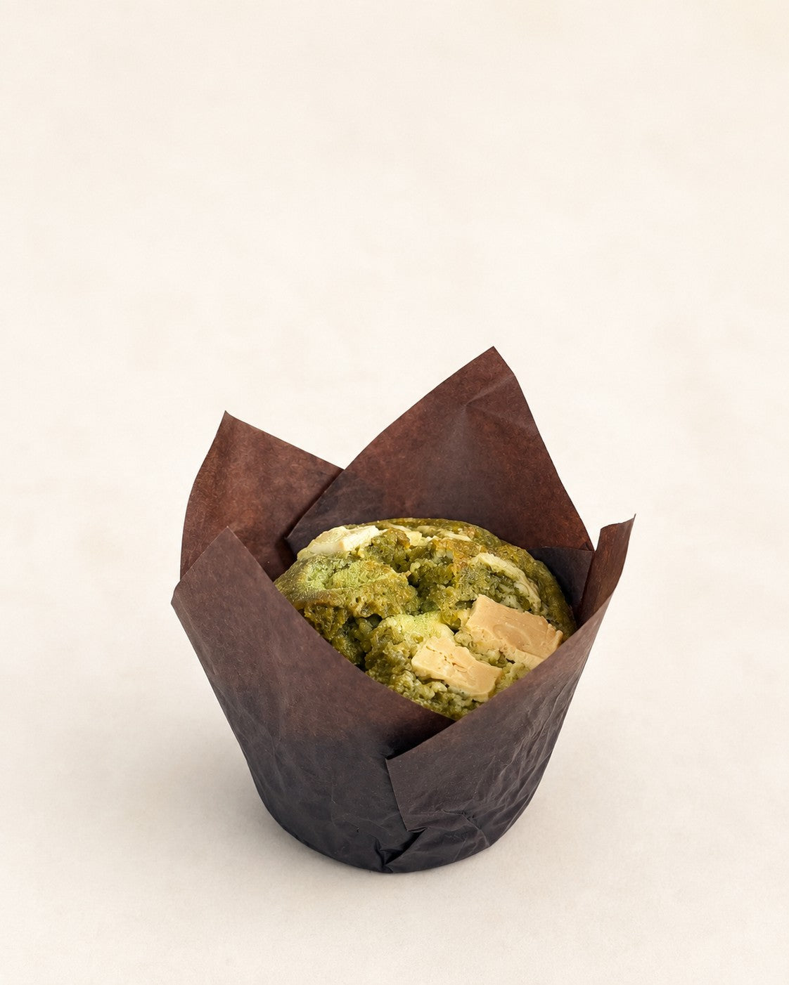 Muffin Matcha au chocolat blanc de Batida - muffin dans une caissette brune