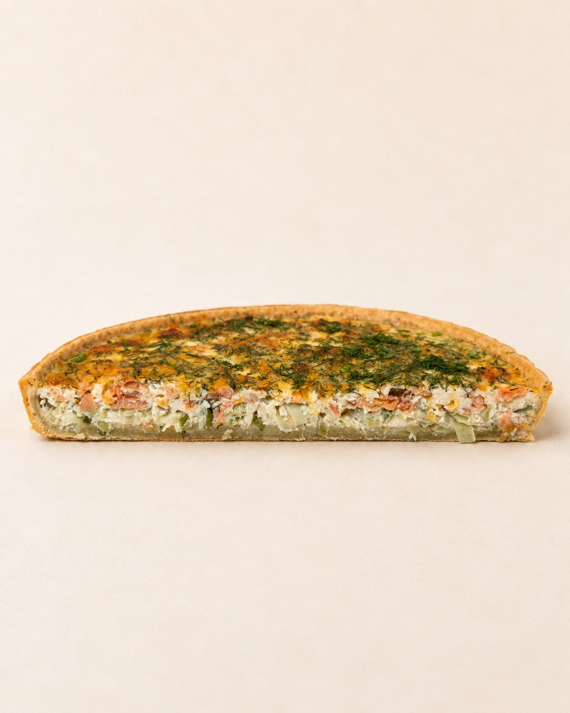 Quiche łosoś - por - koperek Batida - połówka tarty, przekrój zapieku z łososiem i porem