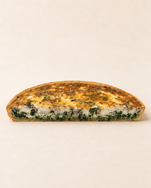 Quiche Spinat - Ziegenkäse - Walnüsse von Batida - halbe Tarte, Querschnitt der Füllung mit Spinat