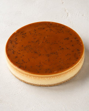 Baskischer Miso-Karamell-Käsekuchen von Batida - Vanille-Käsekuchen auf Mürbeteigboden, dekoriert mit Miso-Karamell und schwarzem Sesam