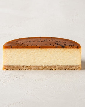 Baskischer Miso-Karamell-Käsekuchen von Batida - halber Käsekuchen von der Seite, Querschnitt mit Miso-Karamell obenauf