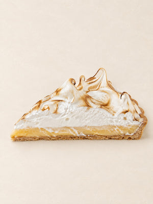 Tarta cytryna - yuzu z opalaną bezą Batida - kawałek tarty, widać curd i bezę w przekroju