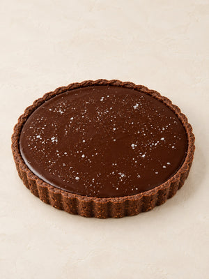 Tarte Schokolade - Tahini - Salzkaramell von Batida - Kakaoteig, Ganache aus Zartbitterschokolade mit schwarzem Sesam