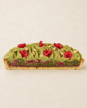 Tarta pistacjowa frangipane z malinami Batida - połówka tarty z boku, przekrój frangipane z malinami