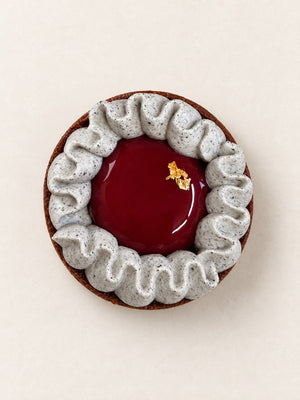 Tartelette mit schwarzem Sesam von Batida - Kakao-Mürbeteigtarte, Feuilletine und Ganache aus schwarzem Sesam
