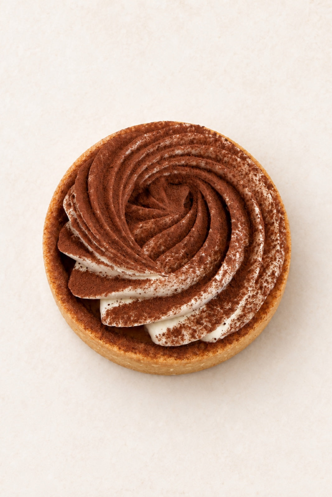 Kaffee-Tonka-Tartelette von Batida - Mandel-Mürbeteigtarte mit Cappuccinocreme und Kakao, Draufsicht