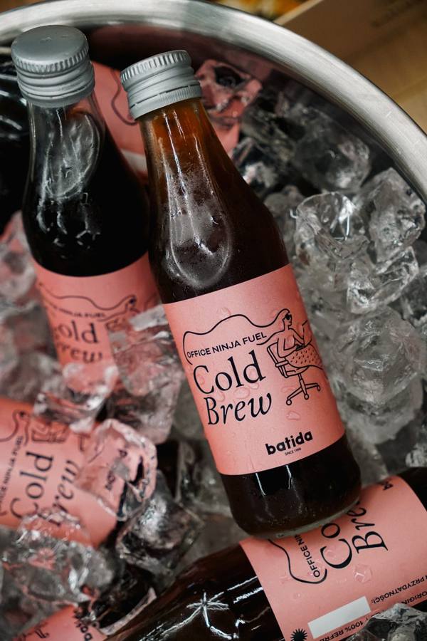 Butelki cold brew Batida z różową etykietą Office Ninja Fuel w lodzie