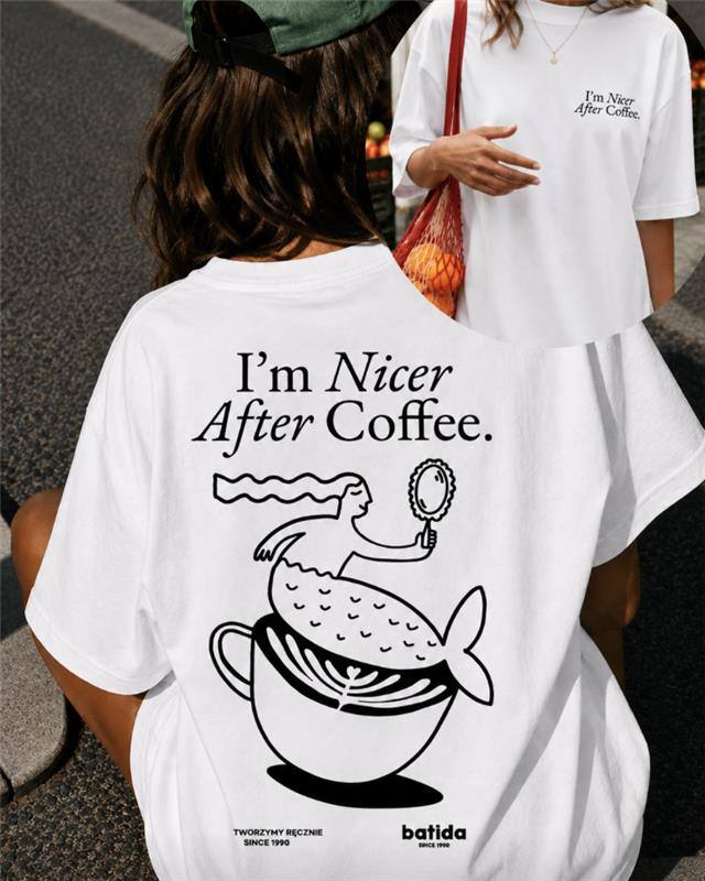 Biały t-shirt Batida z ilustracją syrenki wyłaniającej się z filiżanki kawy i napisem I'm Nicer After Coffee