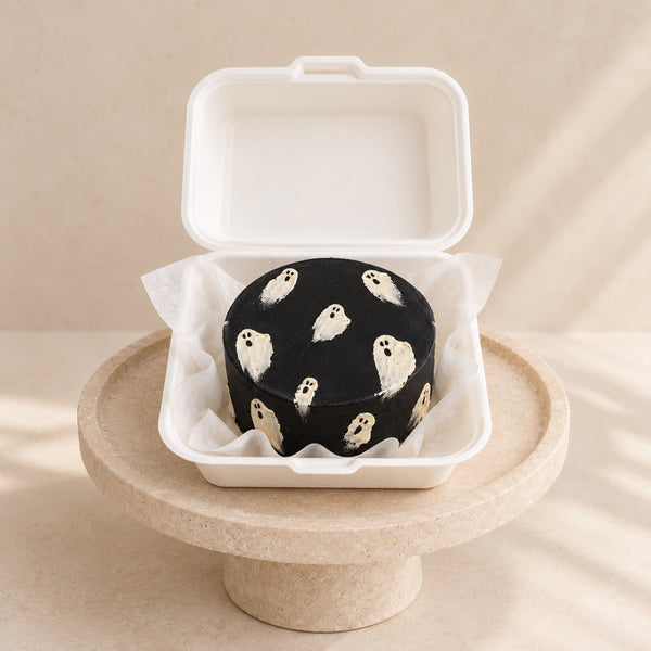 Czarny mini tort bento z ręcznie malowanymi duchami w pudełku