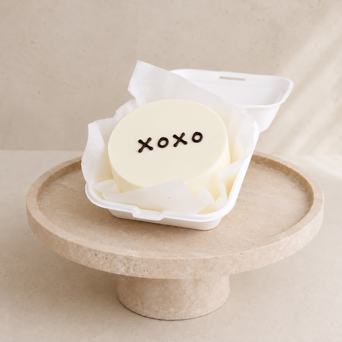 Bento XOXO od Batida - torcik bento z napisem xoxo z czekolady w pudełku