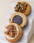 Ciastko Crumble chocolate chip od Batida – miękkie wnętrze z chrupiącymi brzegami, ujęcie z bliska