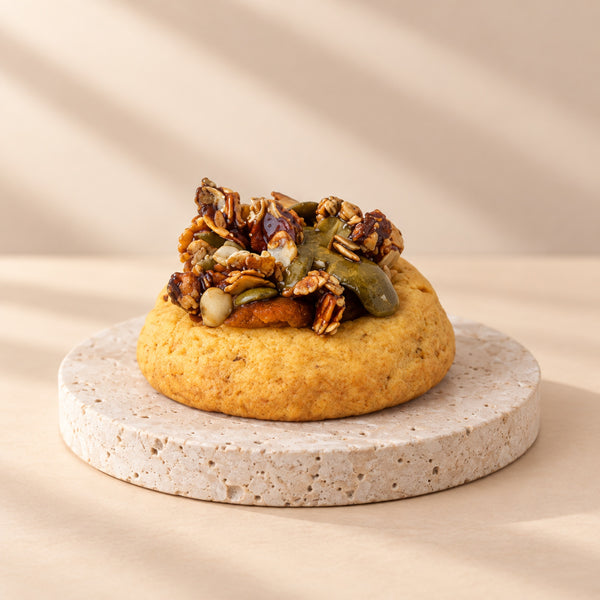 Dyniowy crumble cookie z pralinowymi pestkami dyni i orzechami na wierzchu