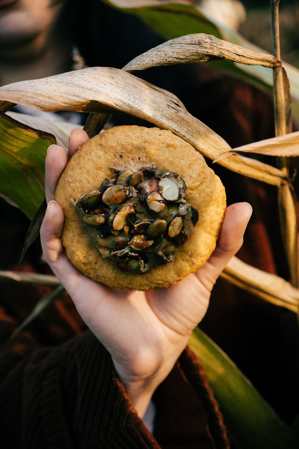 Dyniowy crumble cookie z bliska - pestki dyni i orzechy na wierzchu