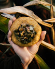 Dyniowy crumble cookie z bliska - pestki dyni i orzechy na wierzchu