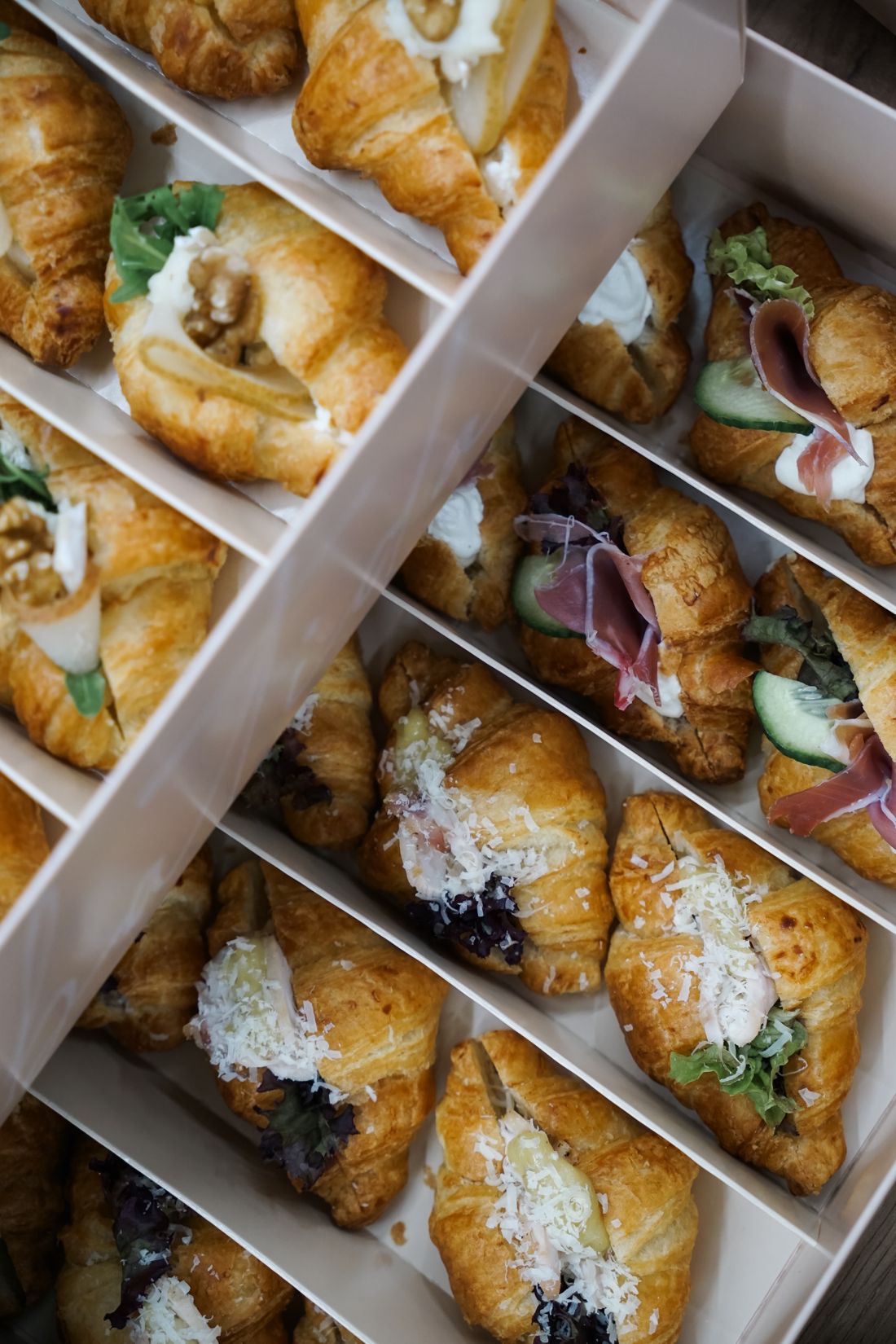 Mini croissanty z dodatkami w pudełkach cateringowych