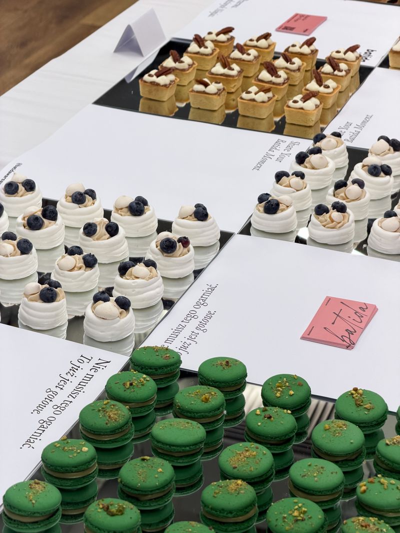 Pistacjowe makaroniki i bezy z borówkami na lustrach