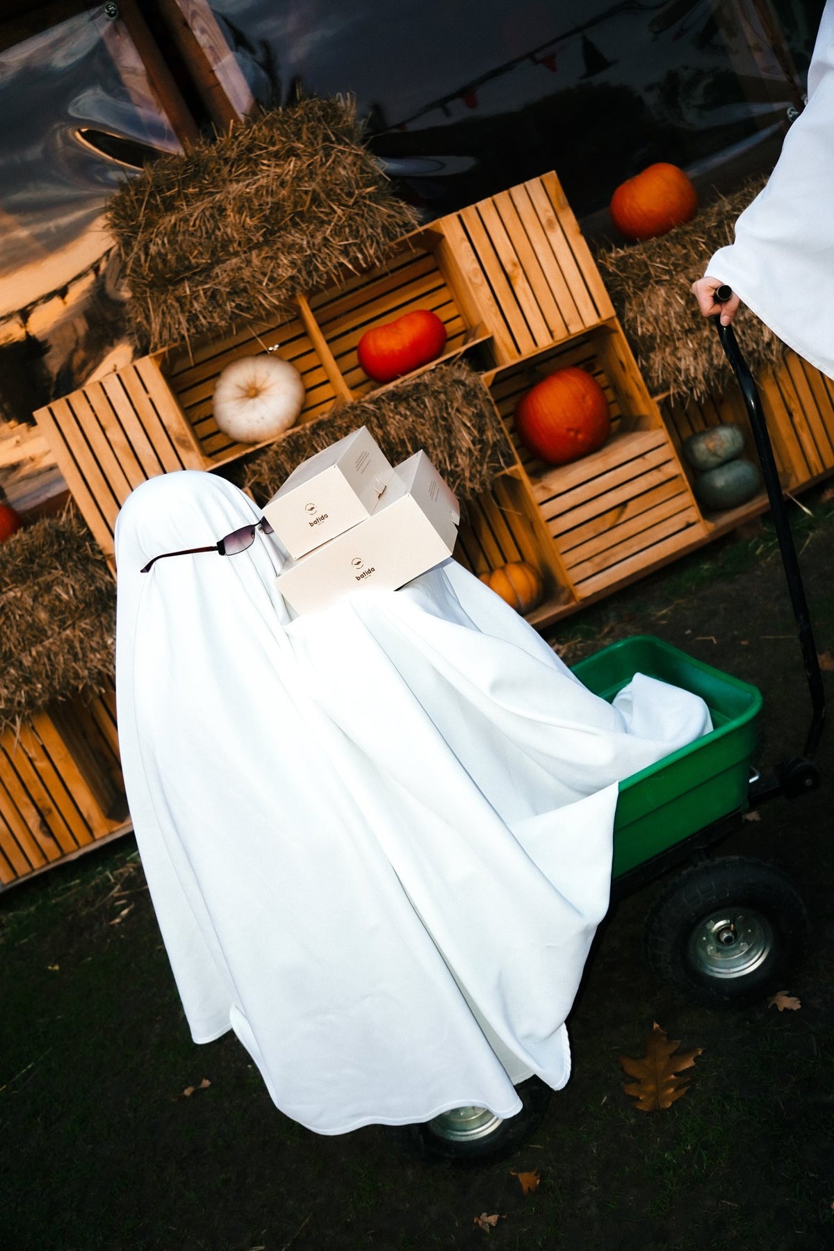 Duch niesie pudełka Batida z zestawem Halloween w biurze