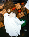Duch niesie pudełka Batida z zestawem Halloween w biurze