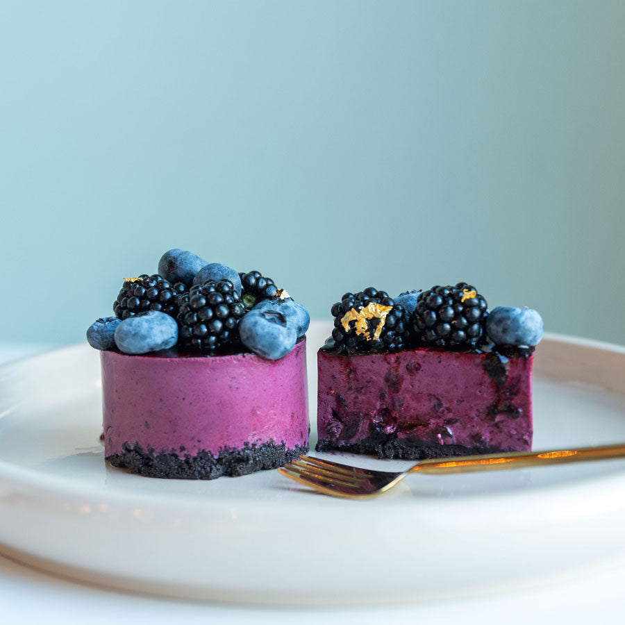 Blueberry cheesecake with blackberries